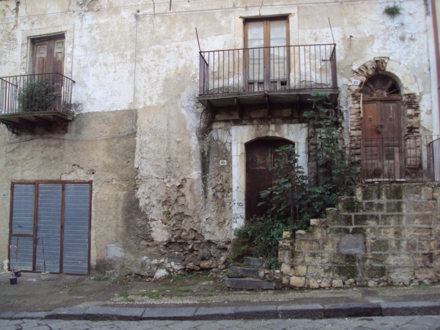 Raddusa, edificio pericolante nel centro storico